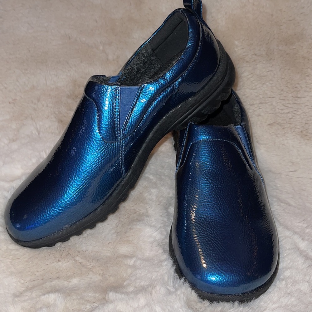 NWOT Wanderlust Blue Iridescent Athletic Clogs 8